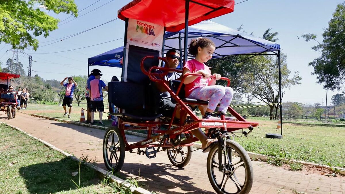 Criança em triciclo familiar durante o projeto Domingou, em Mauá