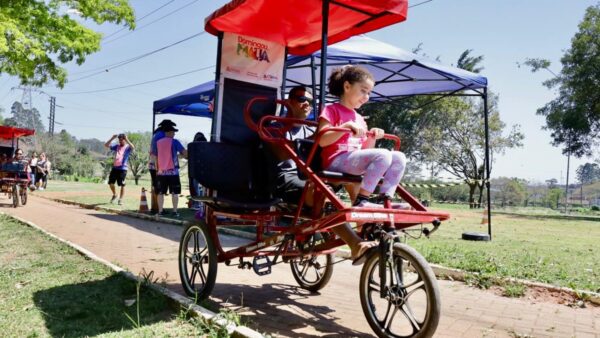 Criança em triciclo familiar durante o projeto Domingou, em Mauá