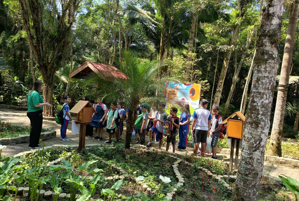 Alunos da Escola Cora Coralina em visita ao Parque Ecológico da Gruta de Santa Luzia, em Mauá