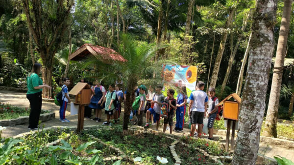 Alunos da Escola Cora Coralina em visita ao Parque Ecológico da Gruta de Santa Luzia, em Mauá