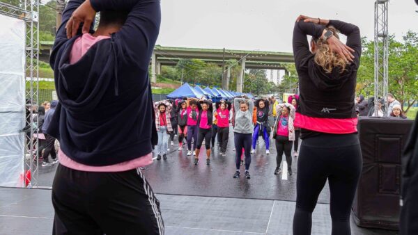 Participantes fazem alongamento em evento do Outubro Rosa em Diadema