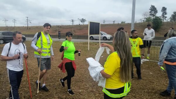 Romeiros caminham ao lado da rodovia, com equipe de apoio, na Via Dutra (foto de arquivo de 2025)
