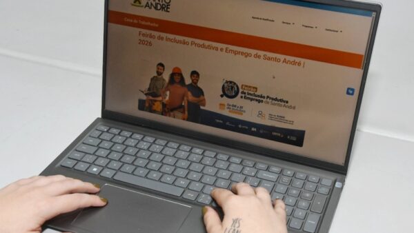 Mulher acessa no notebook o portal do Feirão de Inclusão Produtiva e Emprego de Santo André