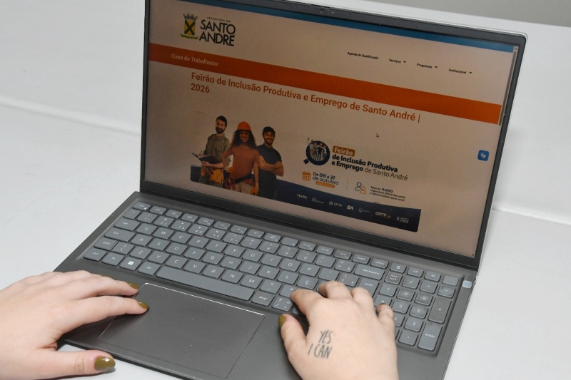 Mulher acessa no notebook o portal do Feirão de Inclusão Produtiva e Emprego de Santo André