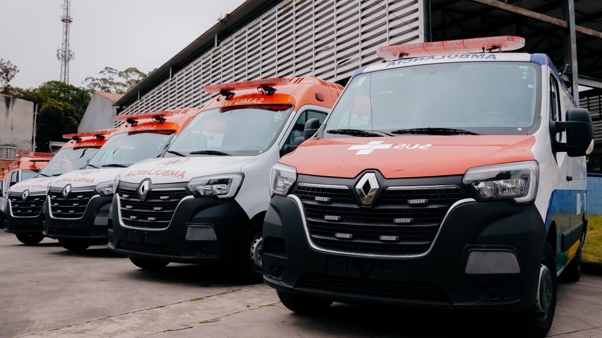 Quatro novas ambulâncias do SAMU estacionadas em fila em São Bernardo do Campo