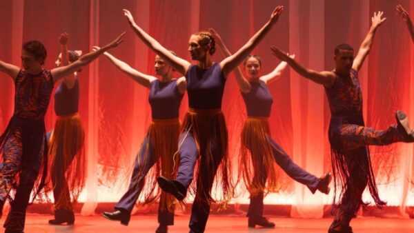 Bailarinos em apresentação de dança em teatro de Santo André