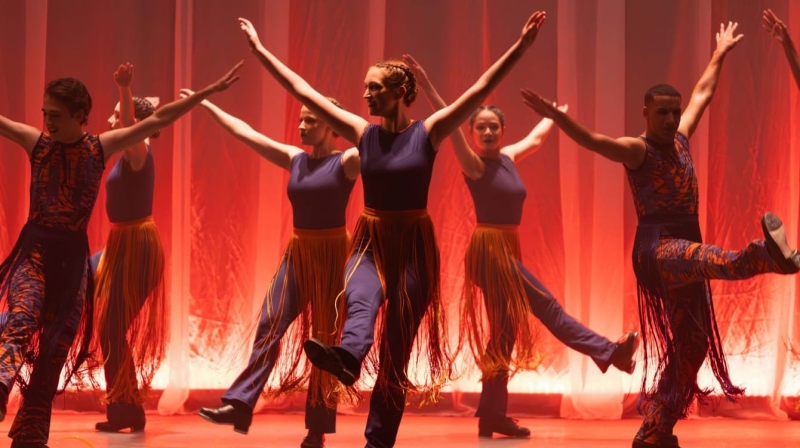 Bailarinos em apresentação de dança em teatro de Santo André
