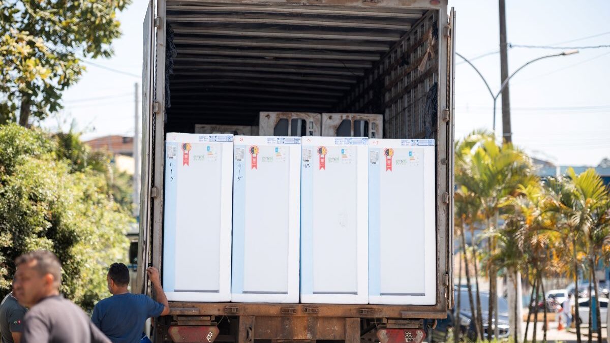 Caminhão com geladeiras novas entregues em São Bernardo do Campo pelo programa de troca com a Enel, em 8 de outubro de 2026 (foto: Brenner Oliveira/PMSBC)