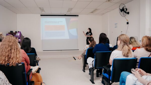 Palestrante apresenta slides a profissionais de saúde durante o simpósio de cuidados paliativos em São Bernardo do Campo (foto de 7/10/2026, divulgação PMSBC)