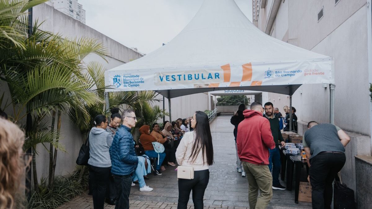 Tenda do Vestibular da Faculdade Municipal de São Bernardo do Campo, com pessoas em fila (imagem de divulgação da Prefeitura, não é registro do novo edital; PMSBC)