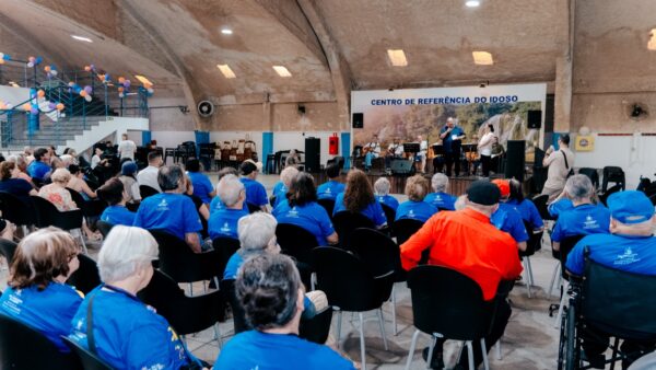 Idosos assistem a apresentação musical no evento Meu Tempo é Agora, no Centro de Referência do Idoso, em São Bernardo