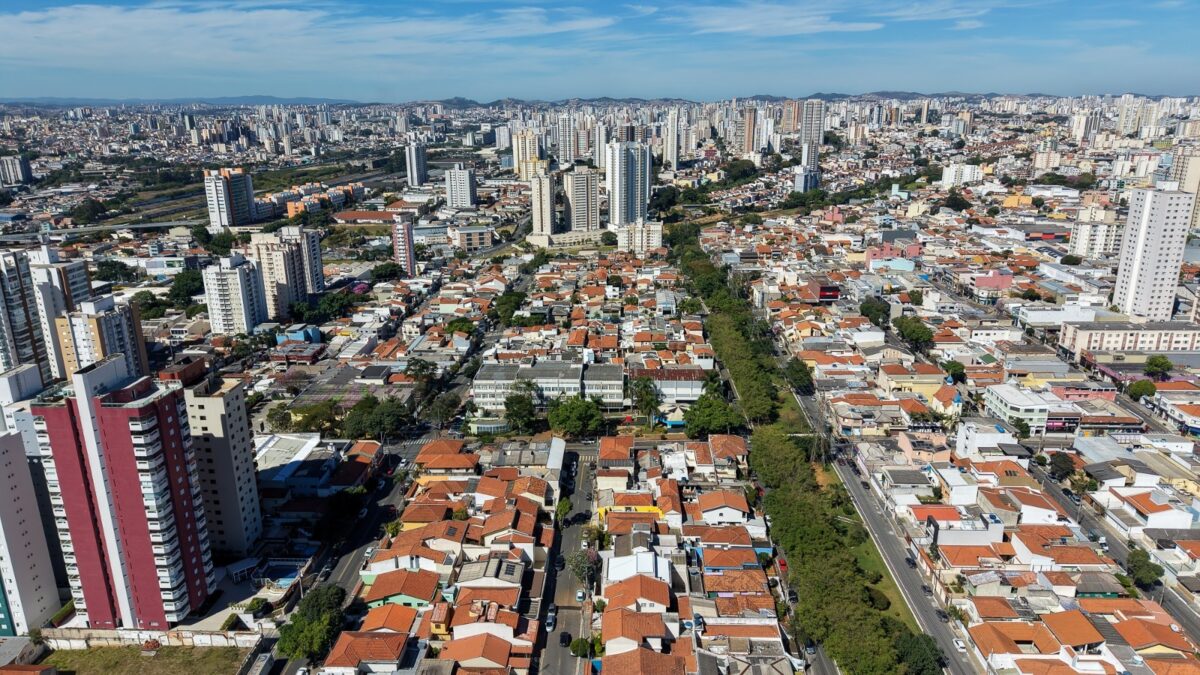 Vista aérea de São Caetano do Sul com prédios e casas