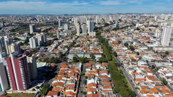Vista aérea de São Caetano do Sul com prédios e casas