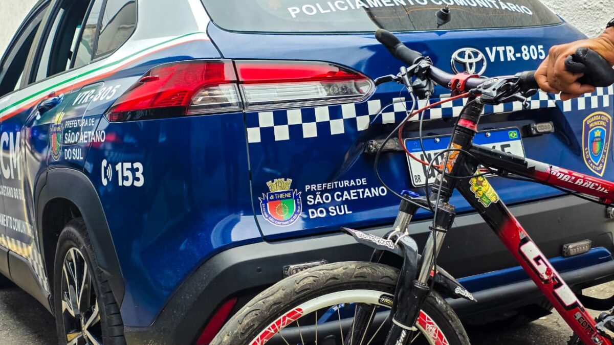 Viatura da Guarda Civil Municipal de São Caetano do Sul ao lado de bicicleta apreendida