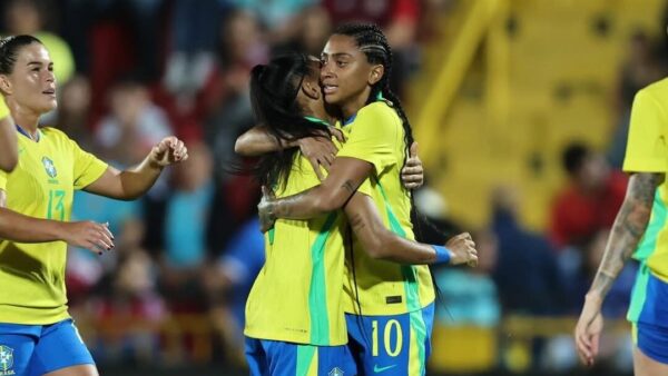 Tainá Maranhão e Kerolin comemoram em amistoso da seleção feminina contra a Costa Rica (foto de arquivo)