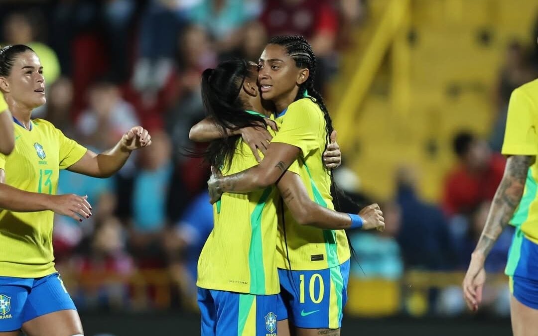 Tainá Maranhão e Kerolin comemoram em amistoso da seleção feminina contra a Costa Rica (foto de arquivo)