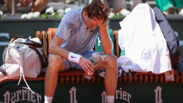 Jannik Sinner sentado no banco durante partida em Roland Garros (foto de arquivo)