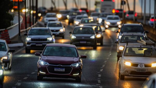 Trânsito intenso de carros em uma ponte de Brasília ao fim do dia. Foto de arquivo (28/07/2026): Agência Brasil