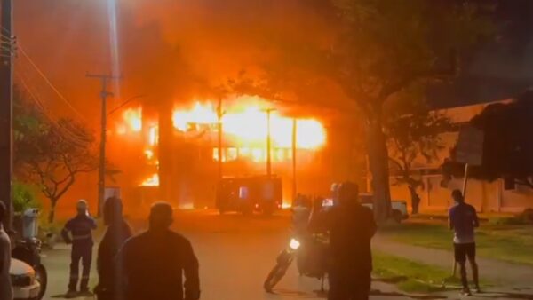 Prédio da Universidade Federal de Pernambuco em chamas durante a noite de 7 de outubro de 2026; moradores observam a ação dos bombeiros. Imagem: STV da Silva/X, via Agência Brasil