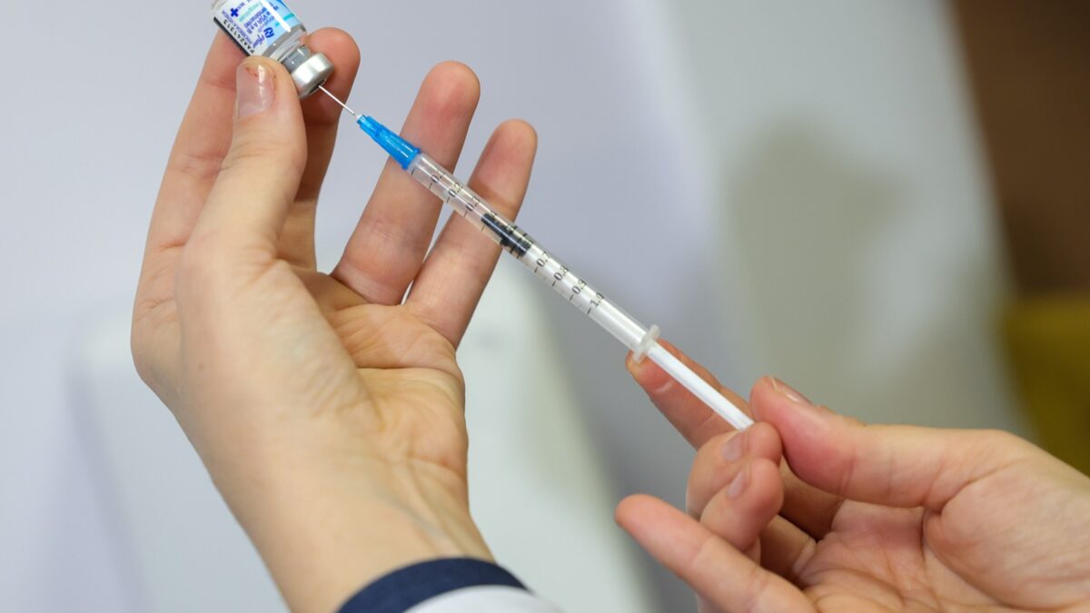 Profissional de saúde prepara dose de vacina contra o vírus sincicial respiratório (VSR) em Brasília. Foto de arquivo (04/12/2025): Fabio Rodrigues-Pozzebom/Agência Brasil