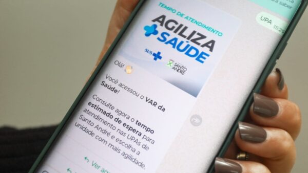 Celular exibindo a tela do VAR da Saúde, ferramenta de consulta ao tempo de espera nas UPAs de Santo André