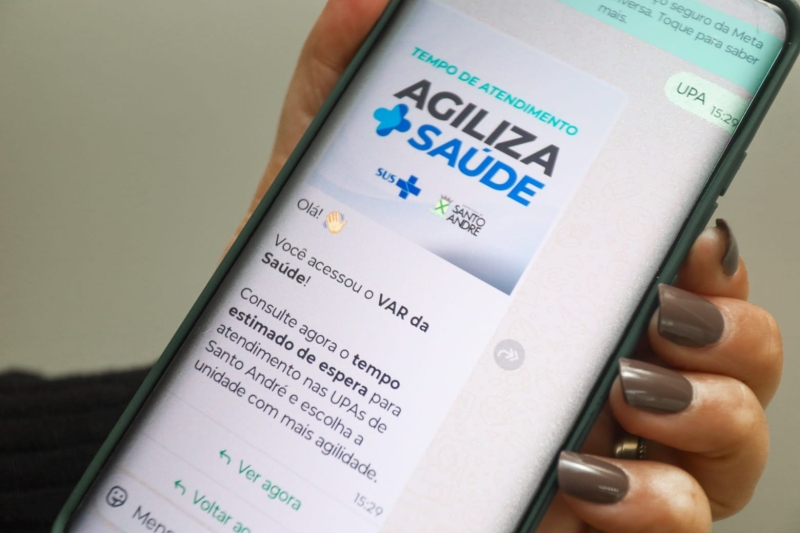 Celular exibindo a tela do VAR da Saúde, ferramenta de consulta ao tempo de espera nas UPAs de Santo André